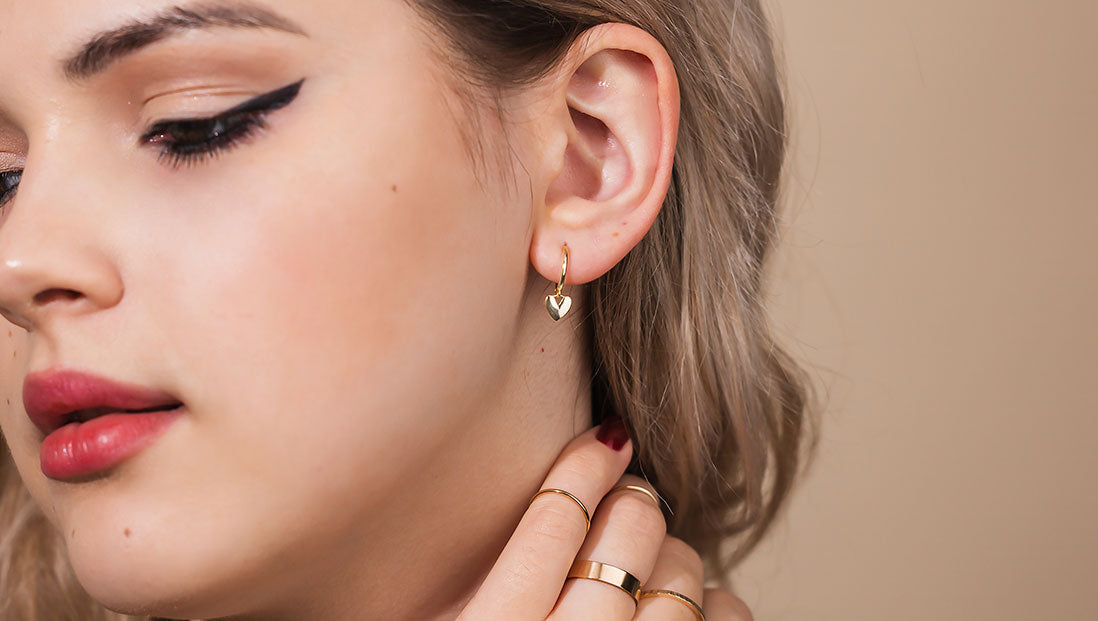 Unlocking the Charm of Huggie Earrings: A Styling Guide by Shemisli